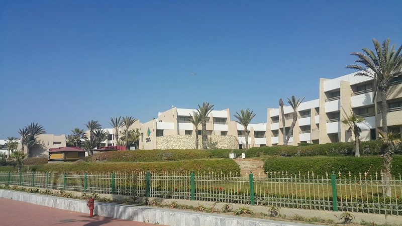 *agadir dunes d'or* Du fonctionnalisme sur six hectares pouvant loger jusqu'à mille clients. Construit en 1999 par Sad Benkirane.