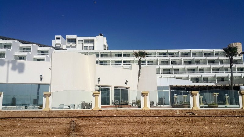 *agadir amadil* Du brutalisme yougoslave - les quatre étages de cases sont flanqués par des tours de défense et surplombé par un bloc verrue au milieu. Jardin et parc se trouvent côté Est, le béton arrive jusqu'à la corniche ici à l'Ouest.
