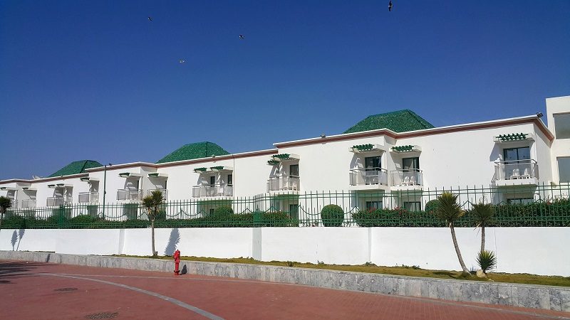 *agadir beach club* Un style "riviera italienne" décoré avec les tuiles vertes de Fes. Les bâtiments principaux (pas visible sur la photo) sont moins mignons.