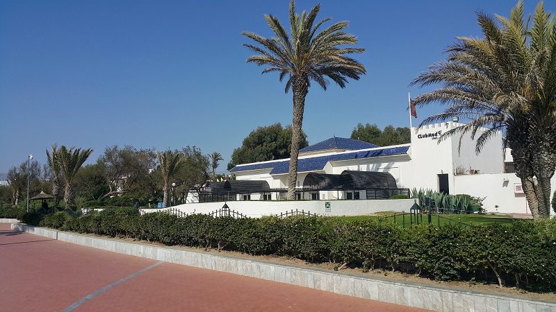 *agadir club med* Architecture mauresque sobre et un style très sixties et très Club Med pour les cases (non visible sur cette photo). Les tuiles vertes de Fes sont bleu azur ici. Le seul parc naturel de toute la corniche.