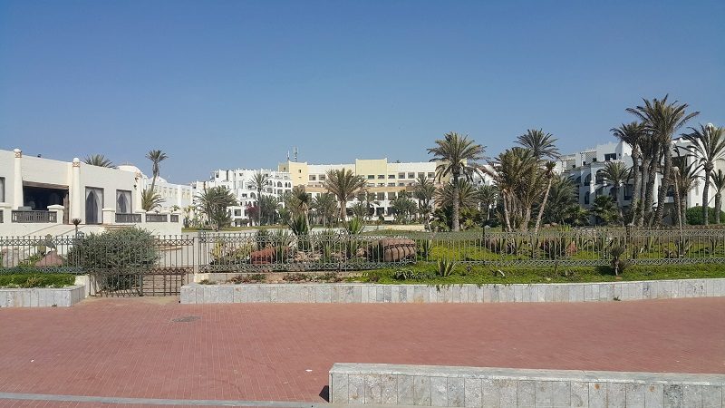 *agadir palais des roses * La peau de chagrin du secteur touristique balnéaire gadiri. Bâtiment principale surdimensionné. Les ailes à tendance mauresque peuvent plaire. Le gros spa et le restaurant en bord de promenade, sans intérêt, seraient à raser. Hôtel abandonné depuis le début de la pandémie et une situation successorale compliquée depuis le décès du propriétaire, un des invités surprise de MBS au Ritz-Carlton de Riyad en 2017.