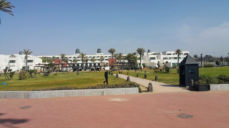*agadir sofitel bay" Hôtel orphelin depuis le début de la pandémie et la fin d'un contrat de gérance. Construit en 2000, cet établissement pour environ 500 clients est implanté sur un terrain de quatre hectares. Architecture "kasbah touareg" et parc sont sans intérêt. Dommage pour un des plus beaux terrains en front de mer à Agadir.