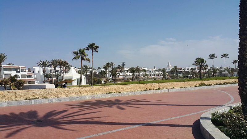 *agadir tikida dunas* Un bel ensemble d'inspiration andalouse qui manque juste un peu de cohérence dans le traitement des façades. Magnifique parc et le plus beau et plus long mur de clôture en pierre sèche, de facture berbère.